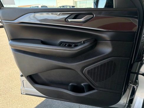 Used 2023 Jeep Grand Cherokee Altitude RWD image 18