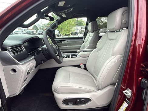 New 2026 Jeep Grand Wagoneer L 2WD image 9