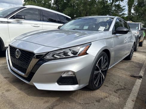 Used 2022 Nissan Altima 2.5 SR FWD image 2