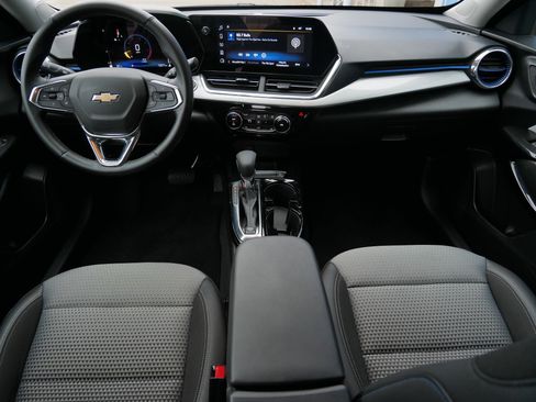 Certified 2025 Chevrolet Trax LT w/ LT Convenience Package image 11