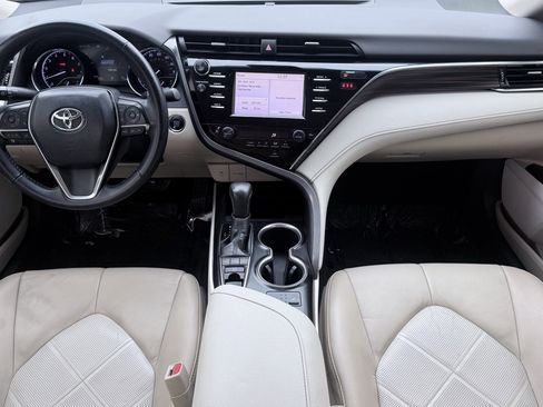 Used 2018 Toyota Camry XLE FWD image 2
