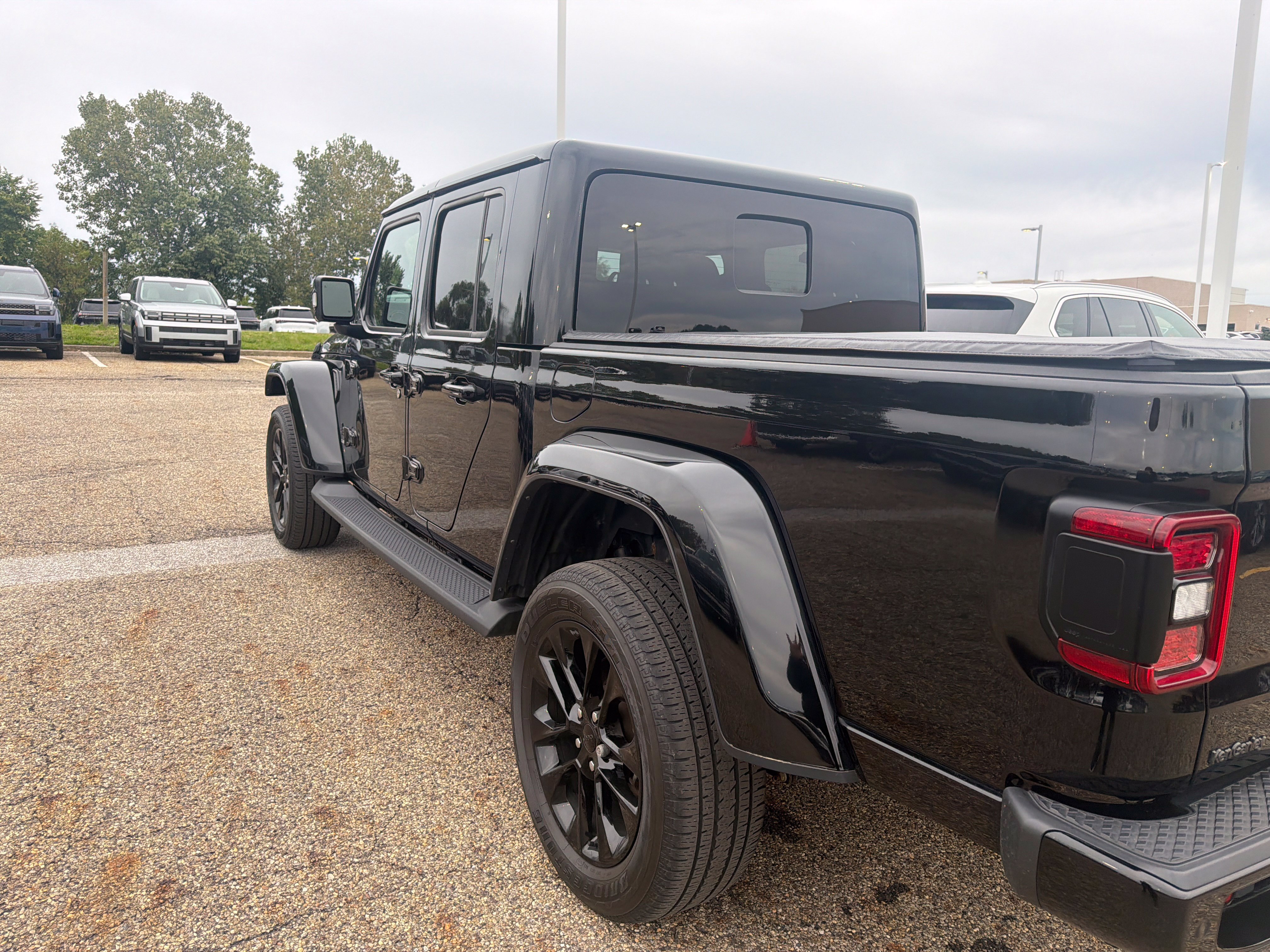 Used 2022 Jeep Gladiator Overland AWD/4WD image 9