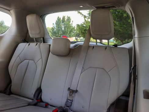 Used 2017 Chrysler Pacifica Touring-L FWD image 16