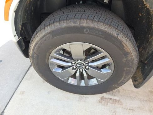 Used 2025 Nissan Frontier SV w/ SV Convenience Package image 11