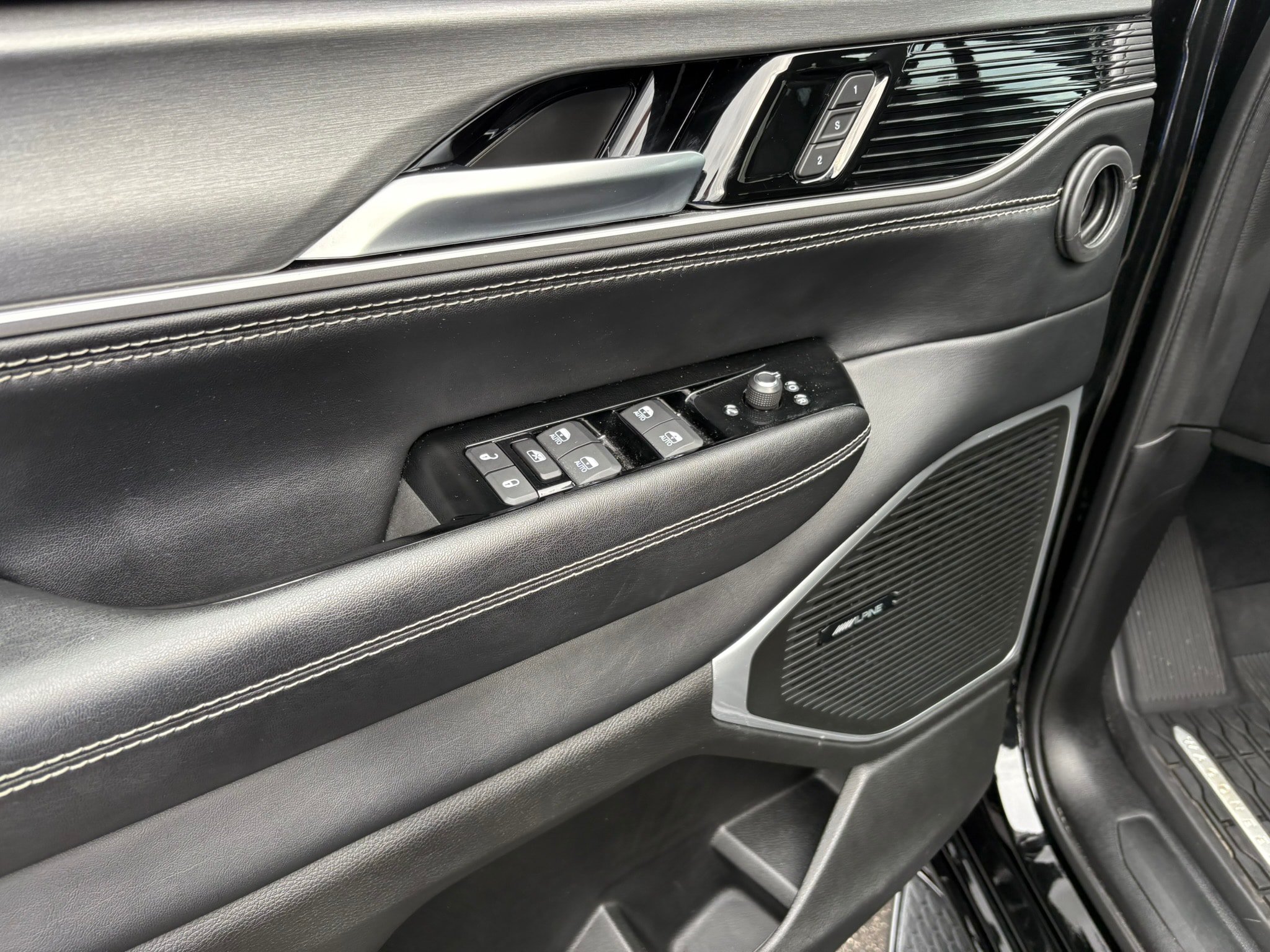 Used 2025 Jeep Wagoneer Series II AWD/4WD image 16