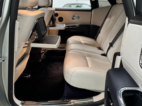 Used 2015 Rolls-Royce Ghost RWD image 39
