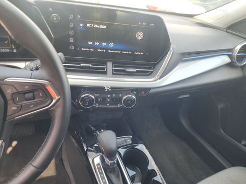 Used 2024 Chevrolet Trax LT w/ LT Convenience Package image 9