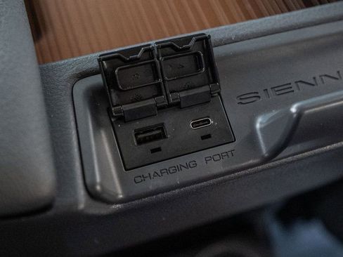 Used 2024 Toyota Sienna LE image 30