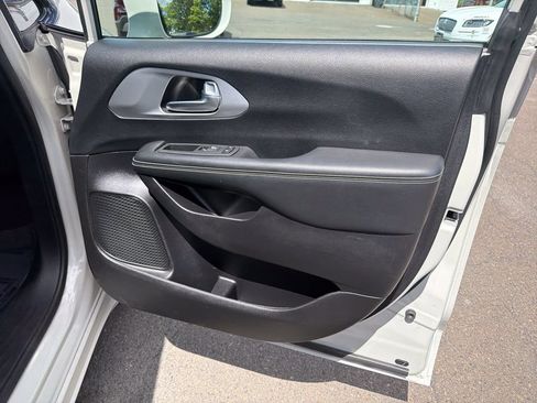 Used 2020 Chrysler Pacifica Limited w/ S Appearance Package FWD image 13