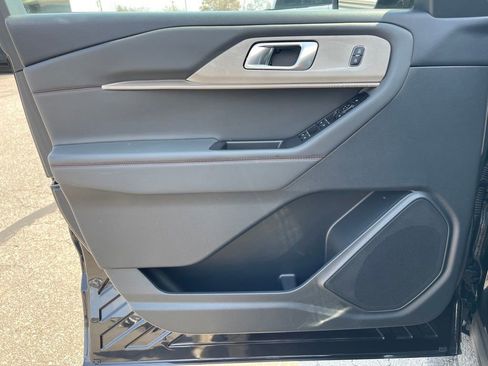 Used 2025 Ford Explorer Active AWD/4WD image 15