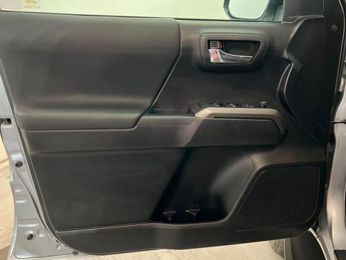 Used 2019 Toyota Tacoma TRD Sport w/ Technology Package RWD image 14