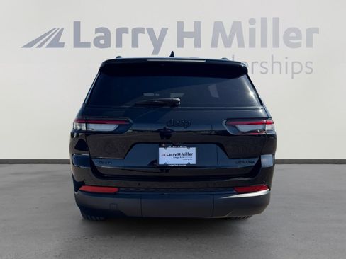 Used 2025 Jeep Grand Cherokee L Limited w/ Black Appearance Package AWD/4WD image 4