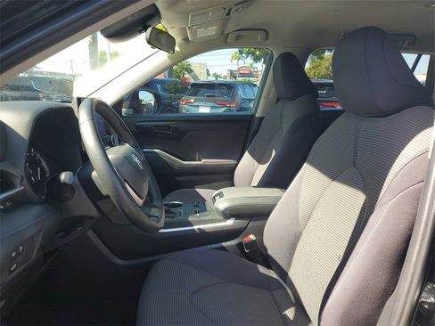 Used 2023 Toyota Highlander LE image 15
