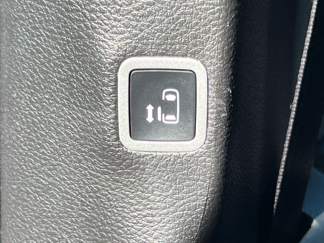 Used 2025 Chrysler Pacifica Limited FWD image 41