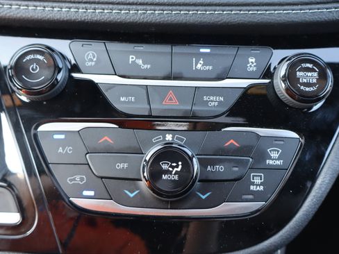Used 2025 Chrysler Pacifica Limited FWD image 25
