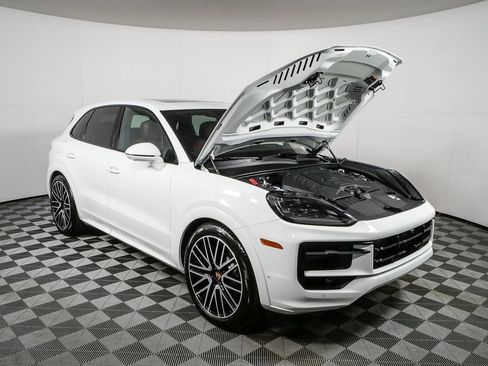 New 2026 Porsche Cayenne GTS image 37