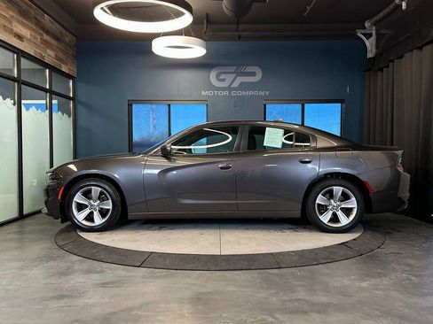 Used 2017 Dodge Charger SXT RWD image 6