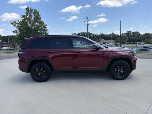 Used 2024 Jeep Grand Cherokee Altitude RWD image 32