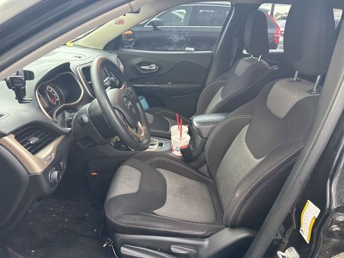 Used 2015 Jeep Cherokee Sport w/ Sport Appearance Group AWD/4WD image 6
