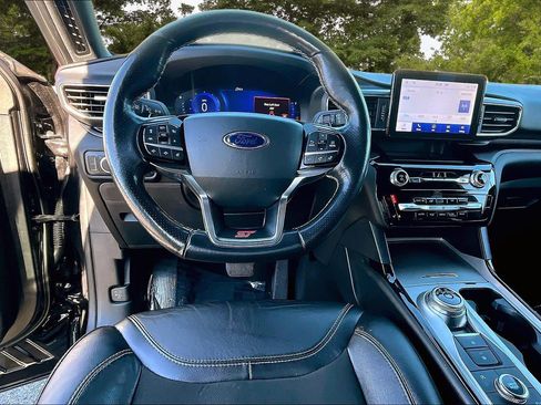 Used 2022 Ford Explorer ST w/ ST Street Pack image 8