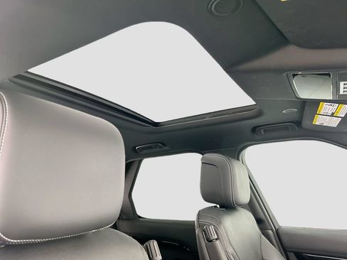 Certified 2025 Land Rover Discovery S AWD/4WD image 17