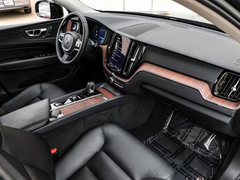 Used 2023 Volvo XC60 B5 Plus image 12