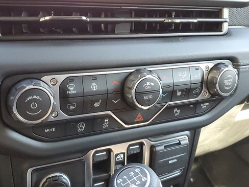 Used 2025 Jeep Wrangler Unlimited Rubicon w/ Safety Group image 29