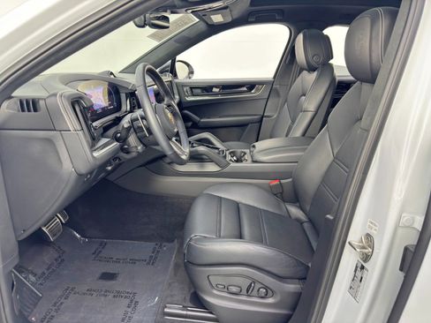 Used 2024 Porsche Cayenne Turbo image 17
