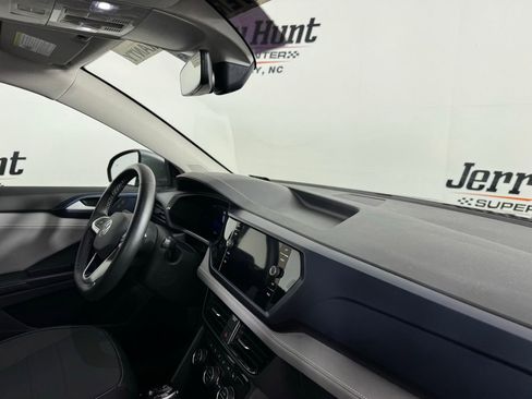 Used 2024 Volkswagen Taos SE image 32