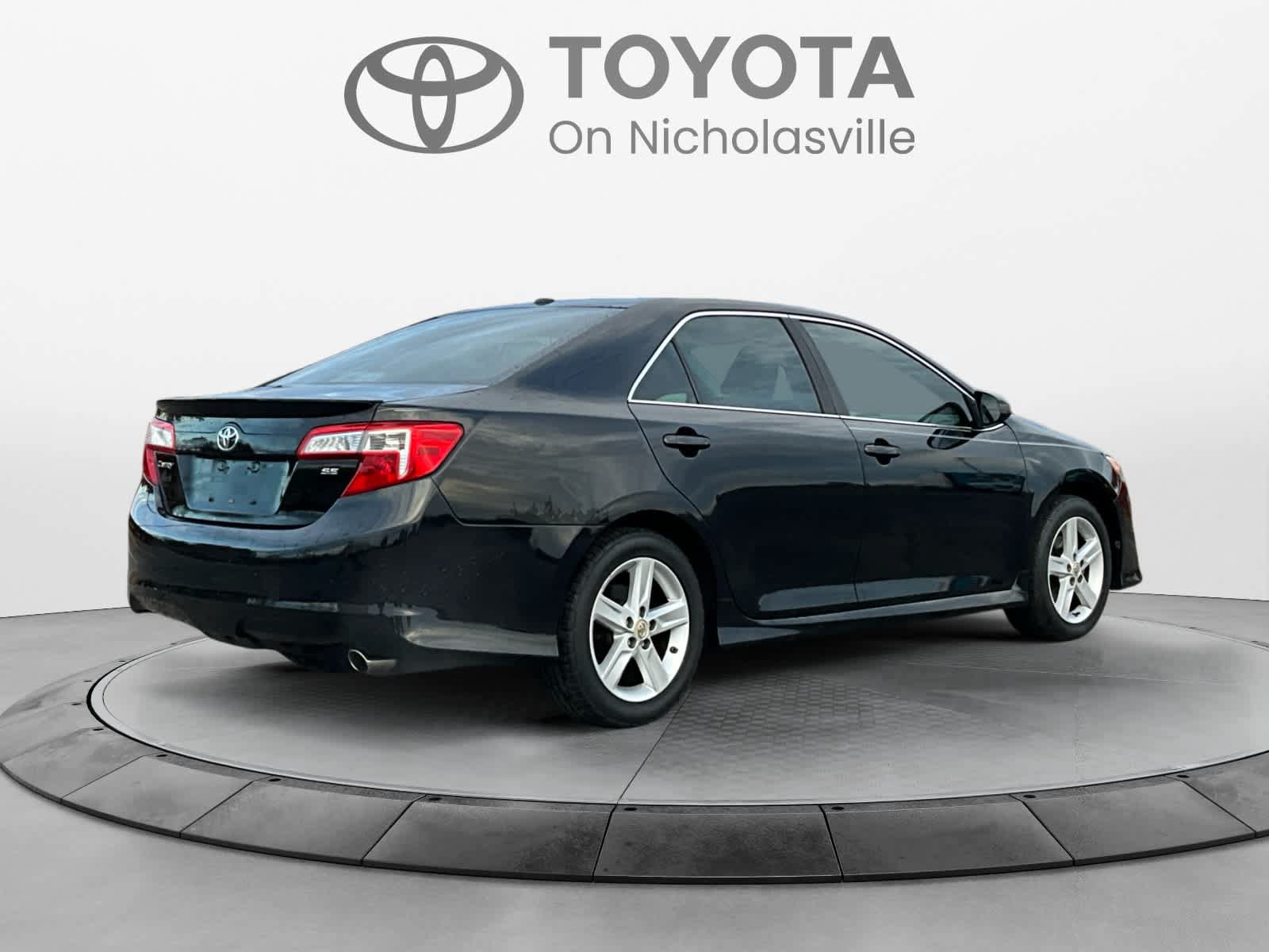 Used 2013 Toyota Camry SE w/ Leather Pkg FWD image 5