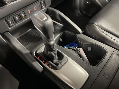 Used 2025 Nissan Frontier SL w/ Graphics Package image 27