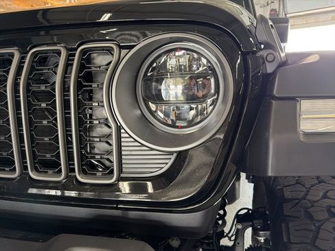 New 2026 Jeep Wrangler Unlimited Rubicon w/ Xtreme 35 Tire Package AWD/4WD image 10