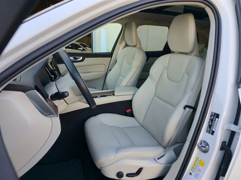 Used 2022 Volvo XC60 B5 Momentum AWD/4WD image 15