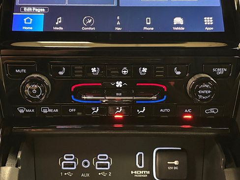 Used 2023 Jeep Grand Cherokee Overland w/ Luxury Tech Group IV AWD/4WD image 34