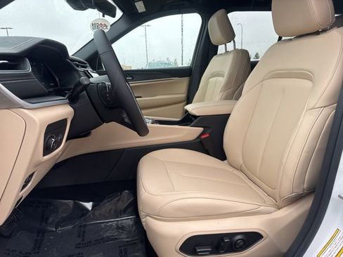 New 2025 Jeep Grand Cherokee Limited w/ Trailer Tow Package image 24