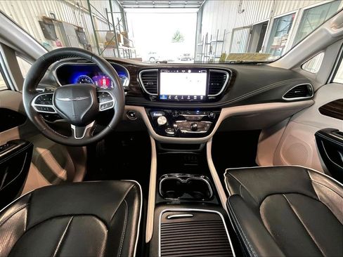 Used 2023 Chrysler Pacifica Limited image 22