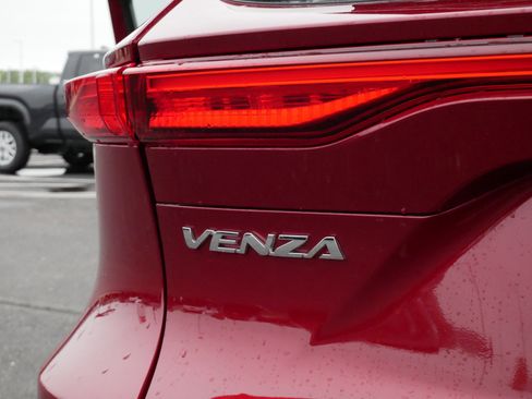 Certified 2024 Toyota Venza XLE AWD/4WD image 17
