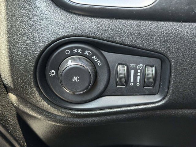 Used 2021 Jeep Renegade Latitude w/ Convenience Group AWD/4WD image 25