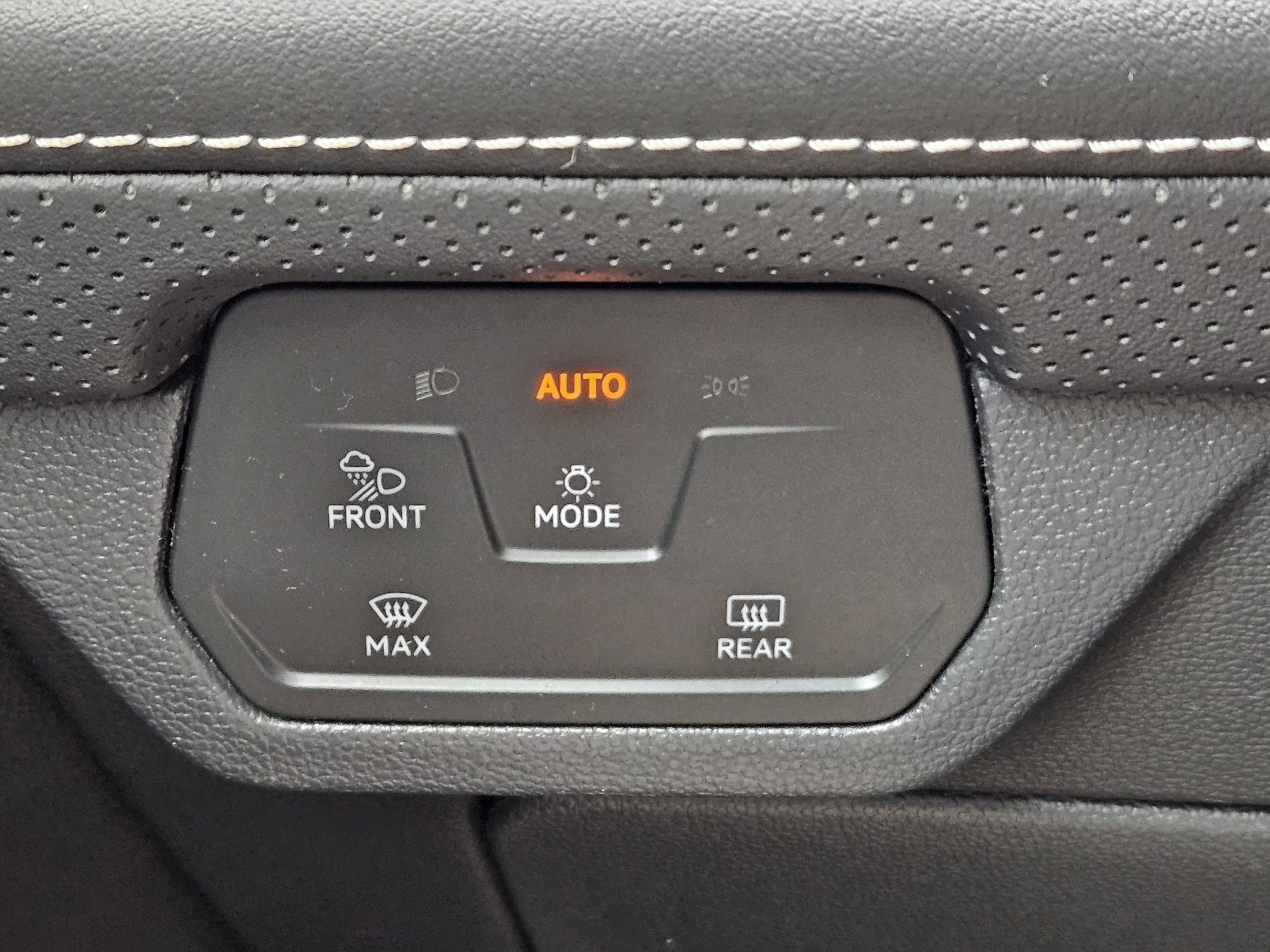 Used 2024 Volkswagen Atlas SE w/ Panoramic Sunroof Package FWD image 12