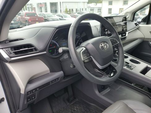 Used 2022 Toyota Sienna Limited image 22