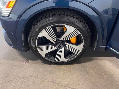 Used 2022 Audi e-tron Premium Plus w/ Premium Plus Package AWD/4WD image 29