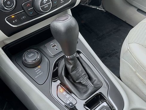 Used 2019 Jeep Cherokee Limited AWD/4WD image 19