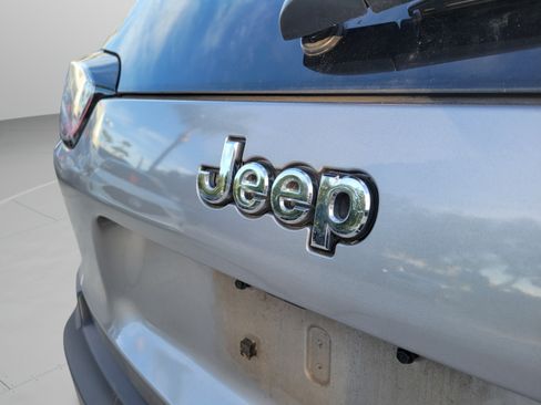 Used 2021 Jeep Cherokee Latitude Plus FWD image 28