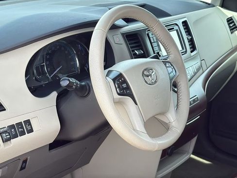 Used 2014 Toyota Sienna XLE image 11