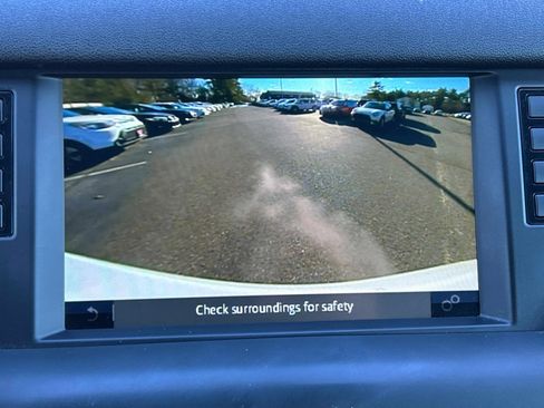 Used 2019 Land Rover Discovery Sport Landmark image 32