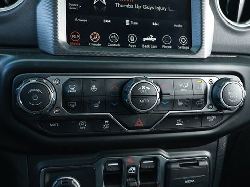 Used 2022 Jeep Gladiator Overland w/ Popular Equipment Package AWD/4WD image 18