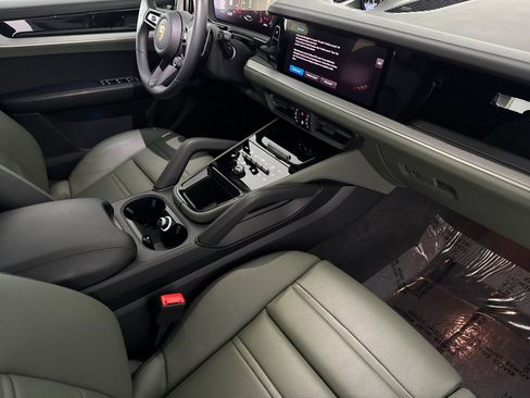 Certified 2025 Porsche Cayenne Coupe image 18