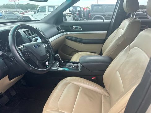 Used 2017 Ford Explorer XLT w/ Equipment Group 202A AWD/4WD image 15