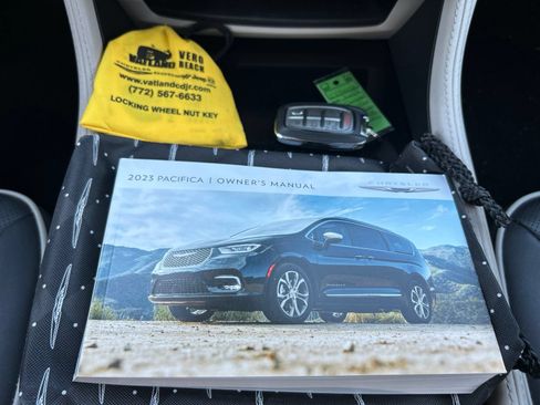 Used 2023 Chrysler Pacifica Limited AWD/4WD image 36