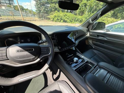 Used 2024 Jeep Wagoneer L Series II w/ Flexible Seating Group AWD/4WD image 9